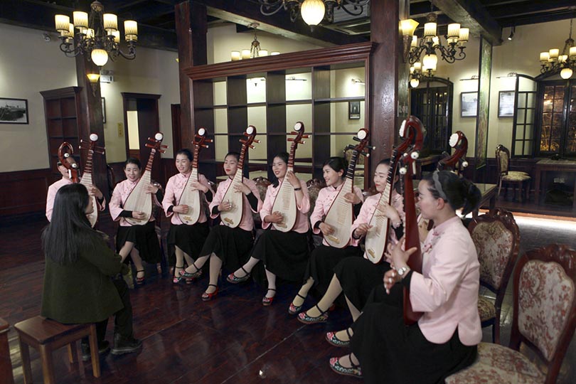 船娘們進行琵琶彈奏培訓(xùn)